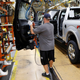 Imagen para el artículo titulado Ford introduce en una de sus fábricas pulseras que vibran cuando un trabajador se acerca demasiado a otro